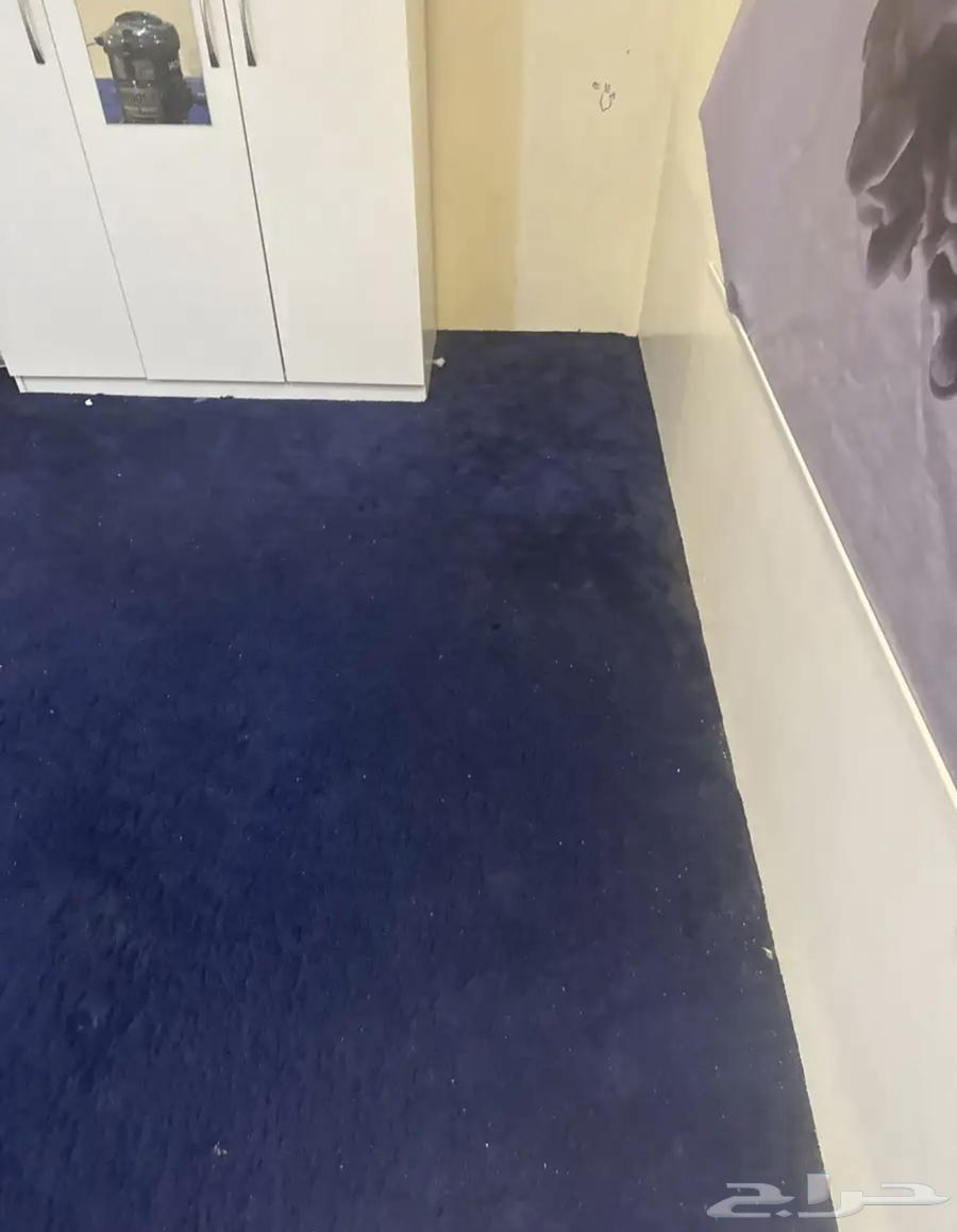 كنب اللون ابيض مع موكيت اللون كحلي 7 في 4 البيع سمح64398144986881111