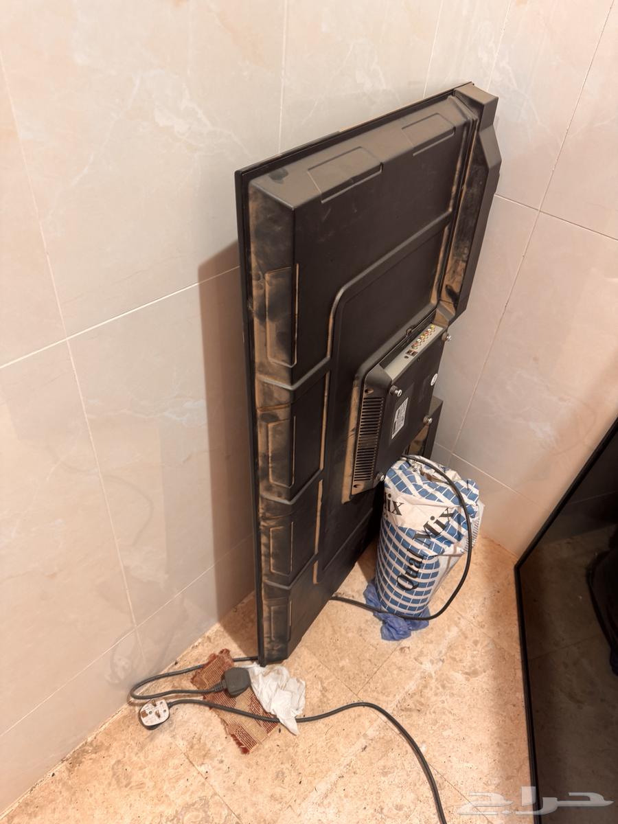 Broken screens for sale, two different sizes 55 and 4064401133266819112