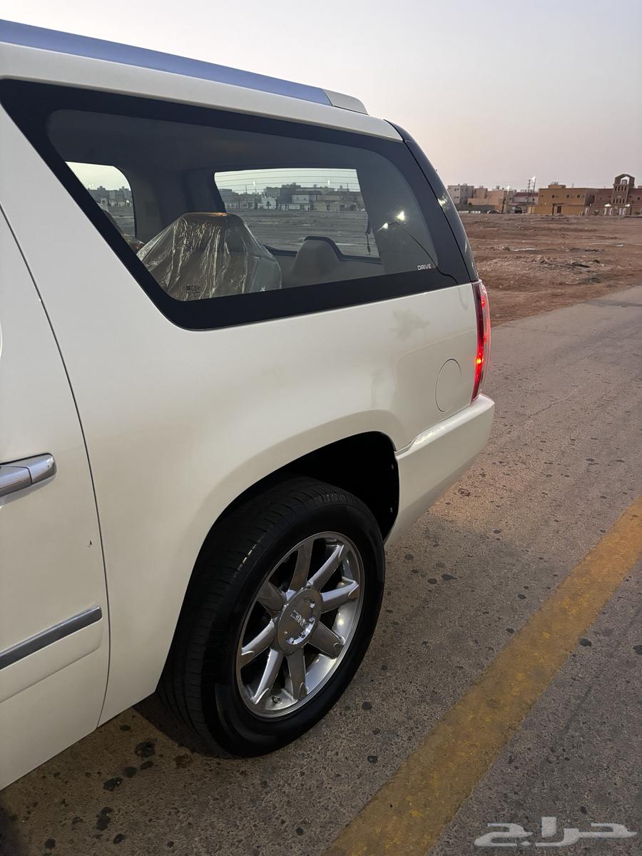 Yukon XL 2011, top condition.64538091946626114