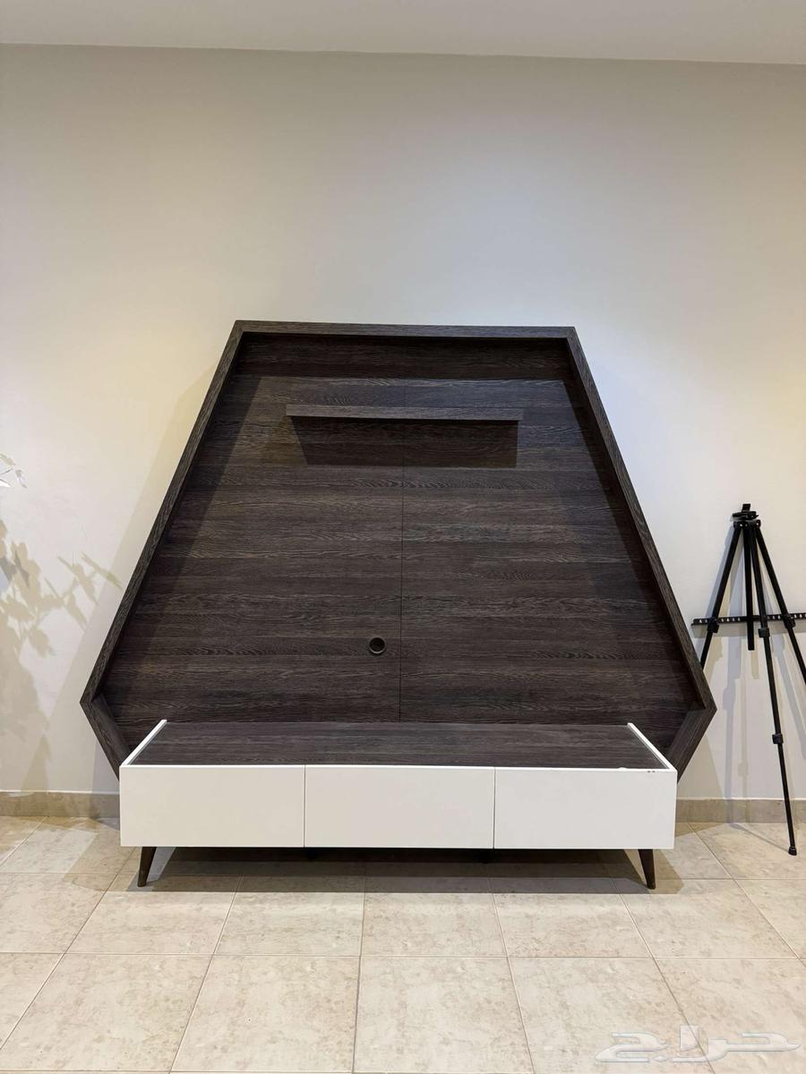 مكتبه للبيع شبه جديده خشب مبلغ الشراء 1700 البيع 80064392456594818110