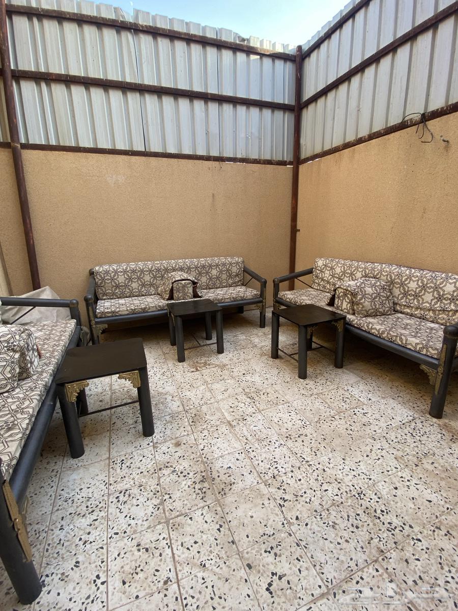 Iron chairs and tables64400563579649110