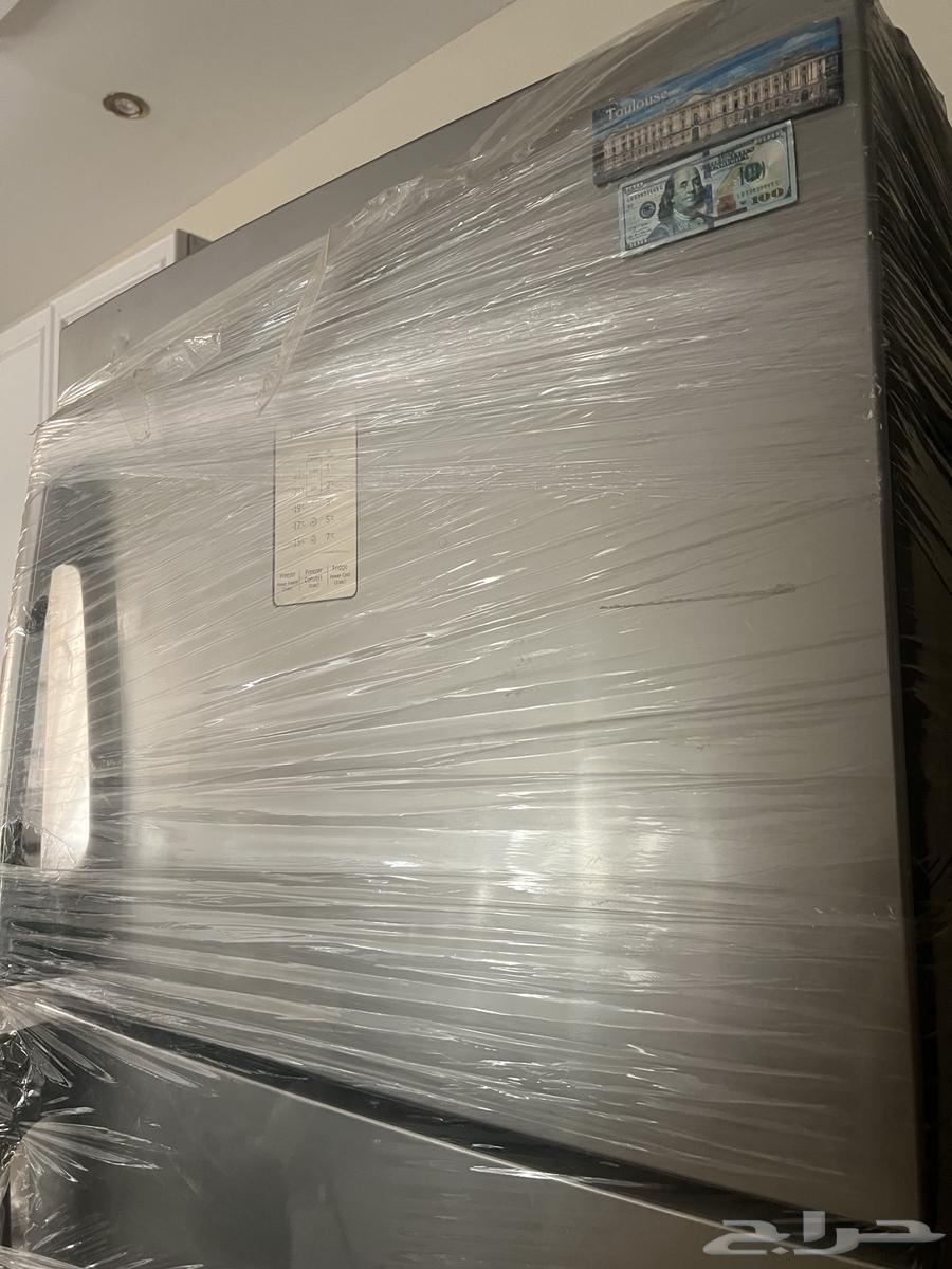 Refrigerator with freezer, in good condition and used for less than a year64394992830210110