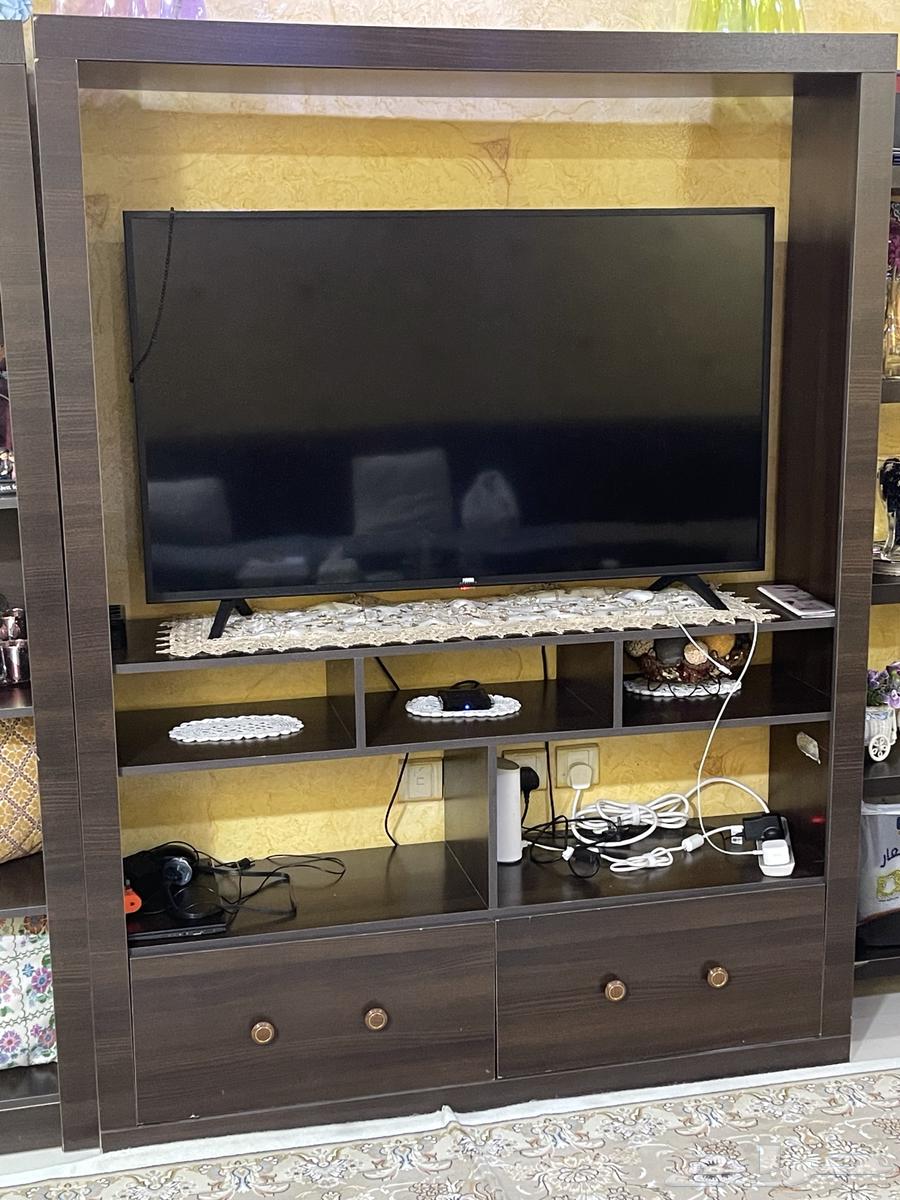 رف تلفزيون في حاله جيده مع تخزين وطاولات خشب تقديم م64401105610241110