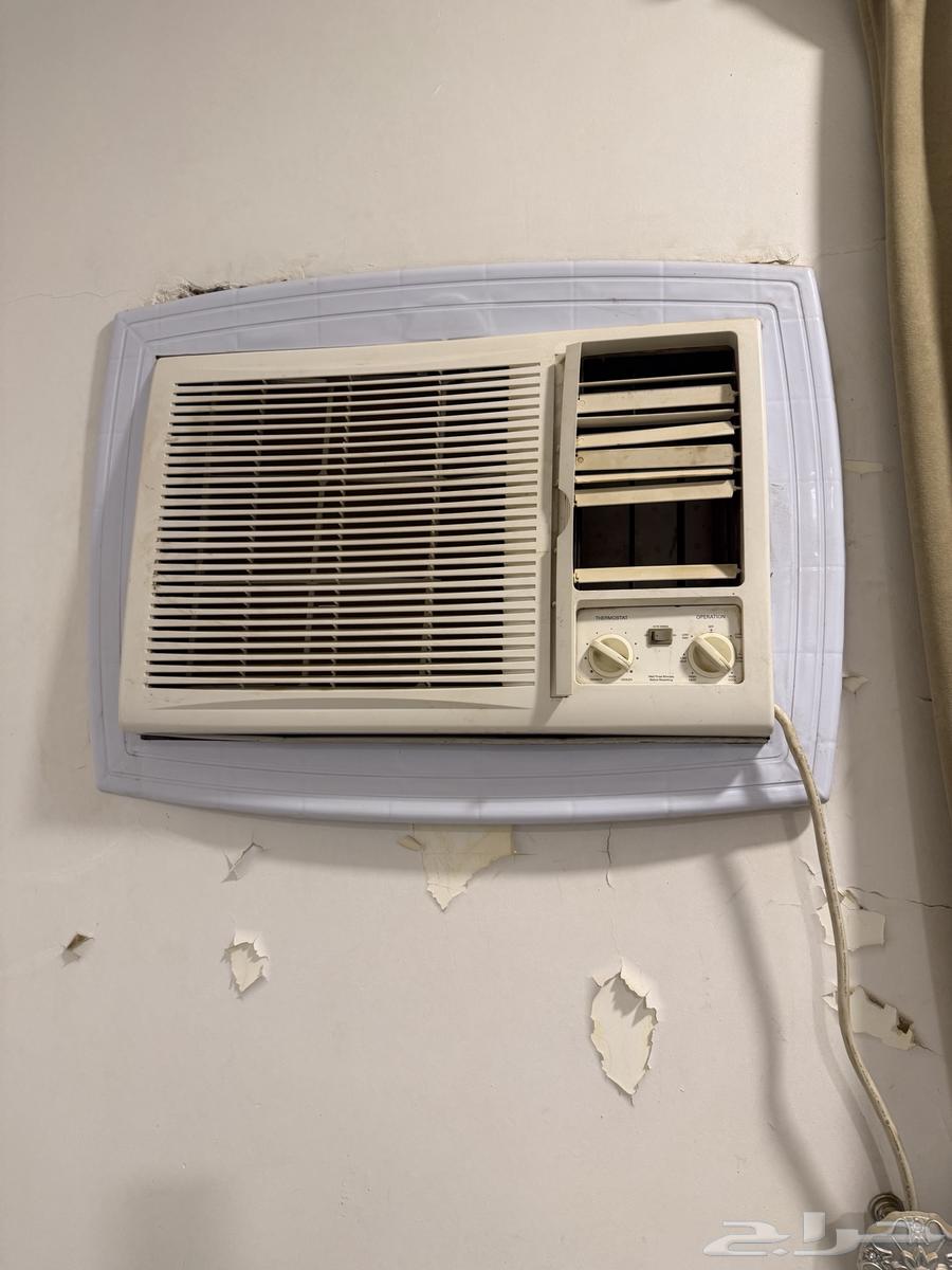 Hello, there is a kitchen cabinet, refrigerator, air conditioner, and carpet64396116150786112