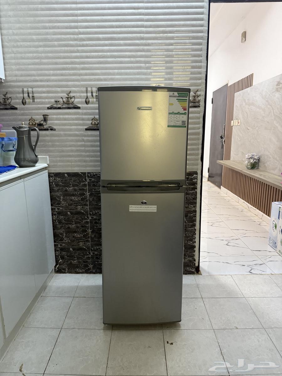 Hello, there is a kitchen cabinet, refrigerator, air conditioner, and carpet64396116150786111