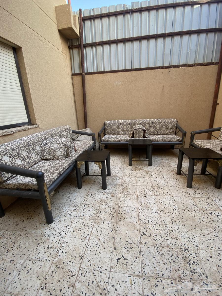 Iron chairs and tables64400563579649111