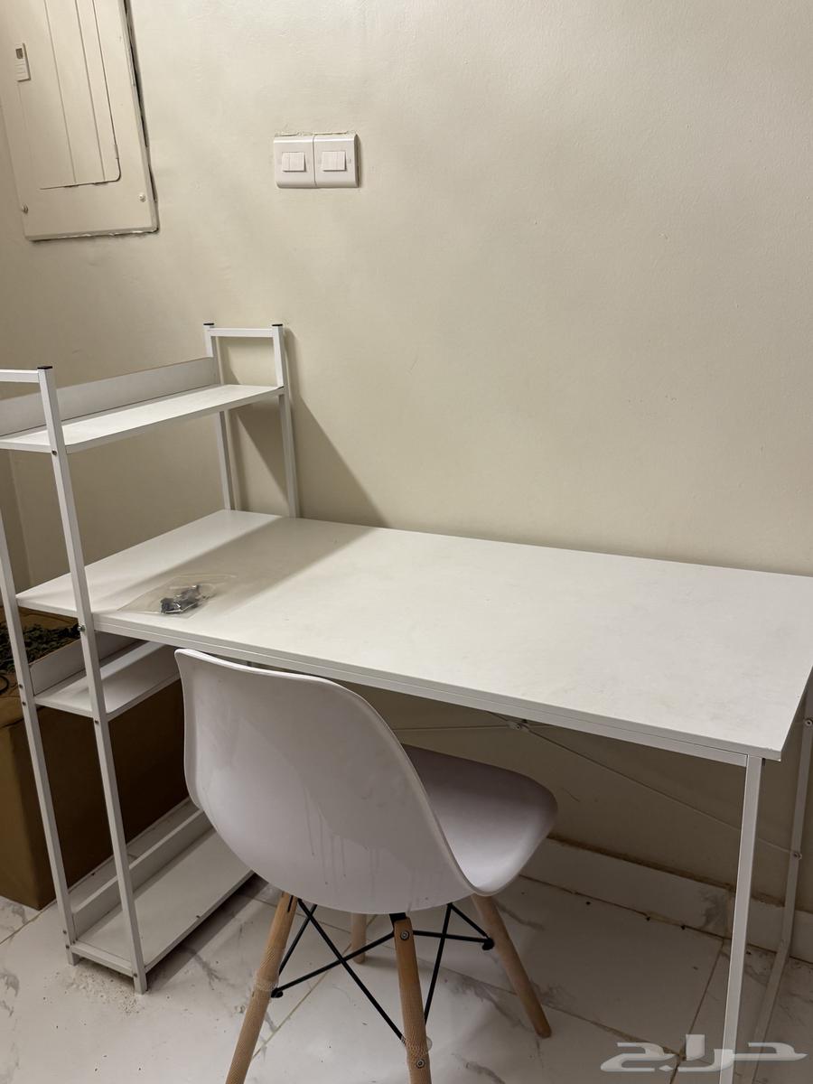 مكتب مع كرسي البيع مستعجل64397852963459110