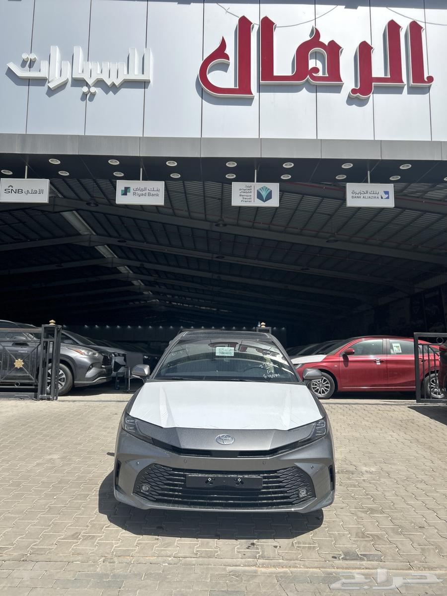 تويوتا   كامري LE هايبرد رمادي 125000 شامل الضريبة64541622748675110
