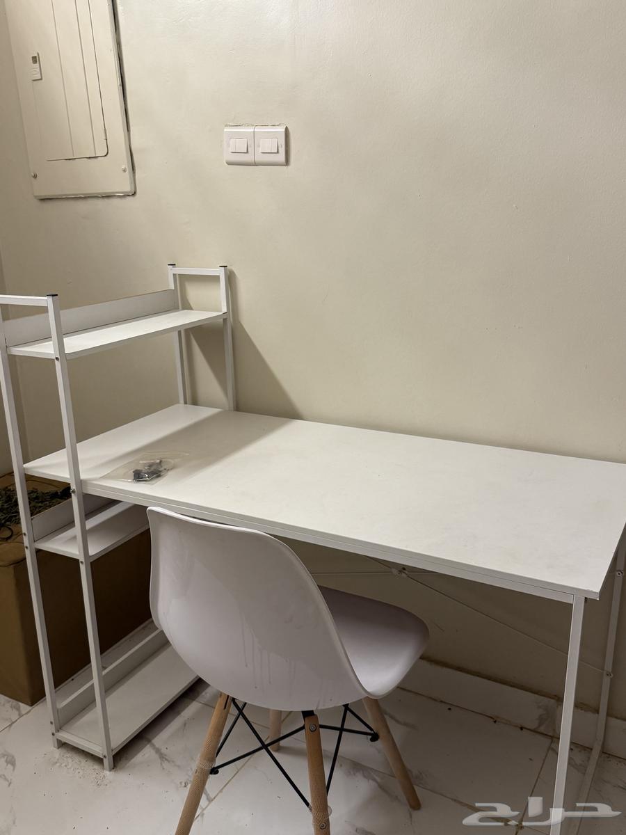 مكتب مع كرسي البيع مستعجل64397852963459111