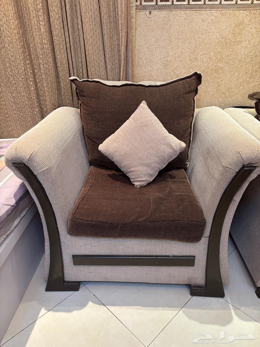 كرسين وطاوله وسط64392690063234112