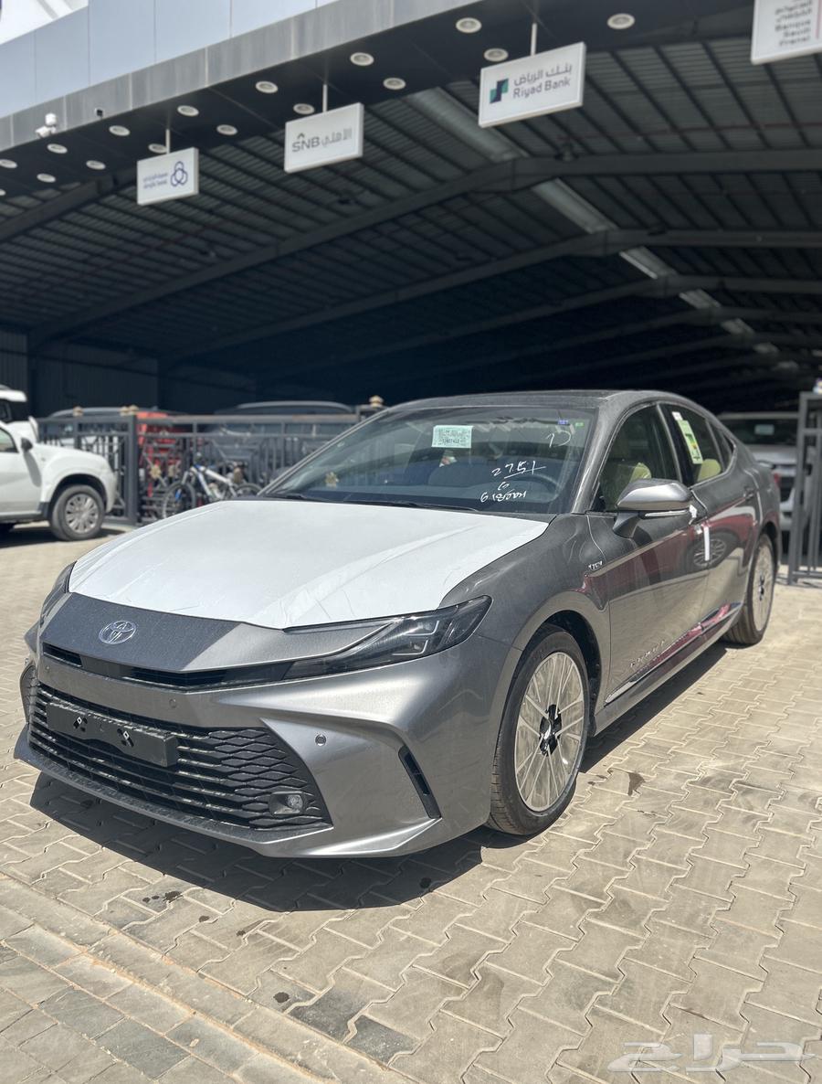 تويوتا   كامري LE هايبرد رمادي 125000 شامل الضريبة64541622748675112