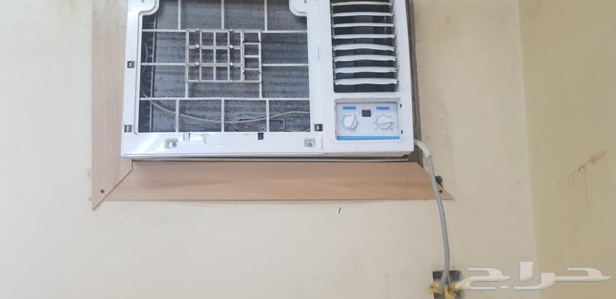 يوجد عدد من مكيفات شباك ومطابخ64400106854915111