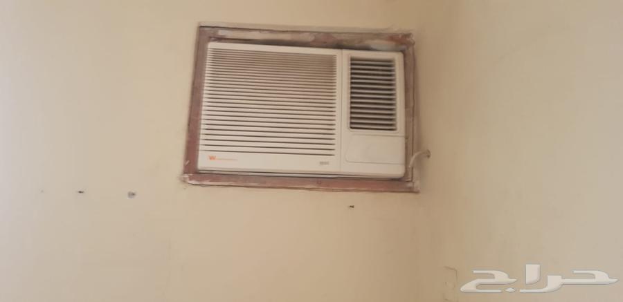 يوجد عدد من مكيفات شباك ومطابخ64400106854915110