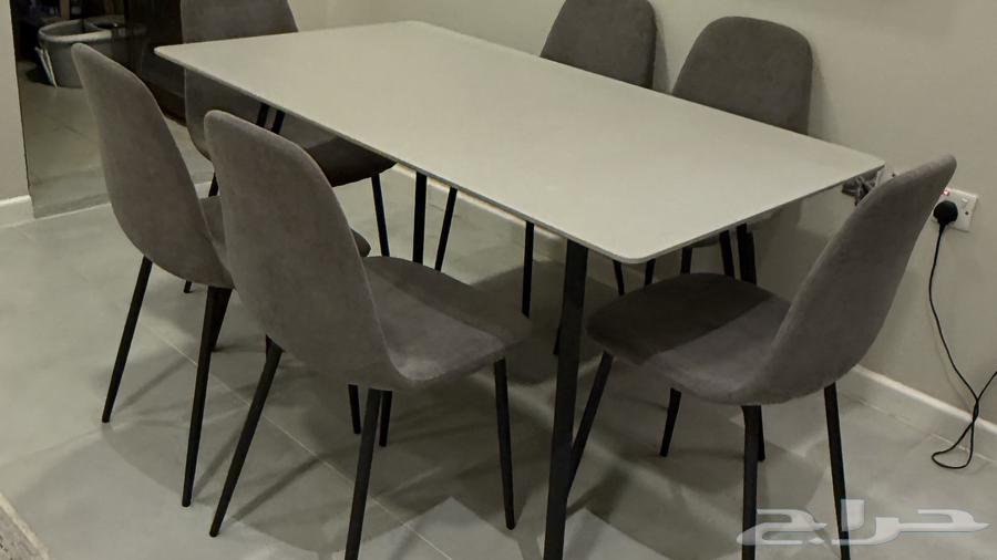 Dining table with 6 chairs, clean64393073107585112