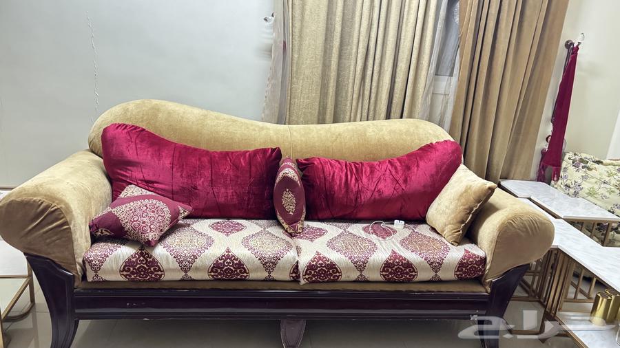 Clean 11-person sofa for sale in Al Ranouna64392456552834111