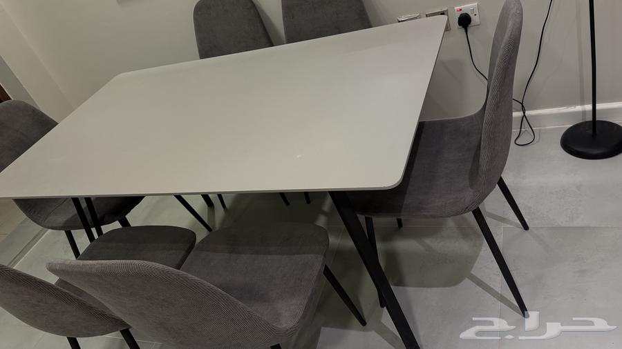 Dining table with 6 chairs, clean64393073107585110