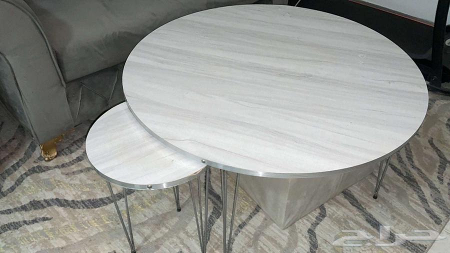 كنب مكون من خمس قطع   وطاوله دائري  وطاوله مربع مع 4 خدمه64392690088450112