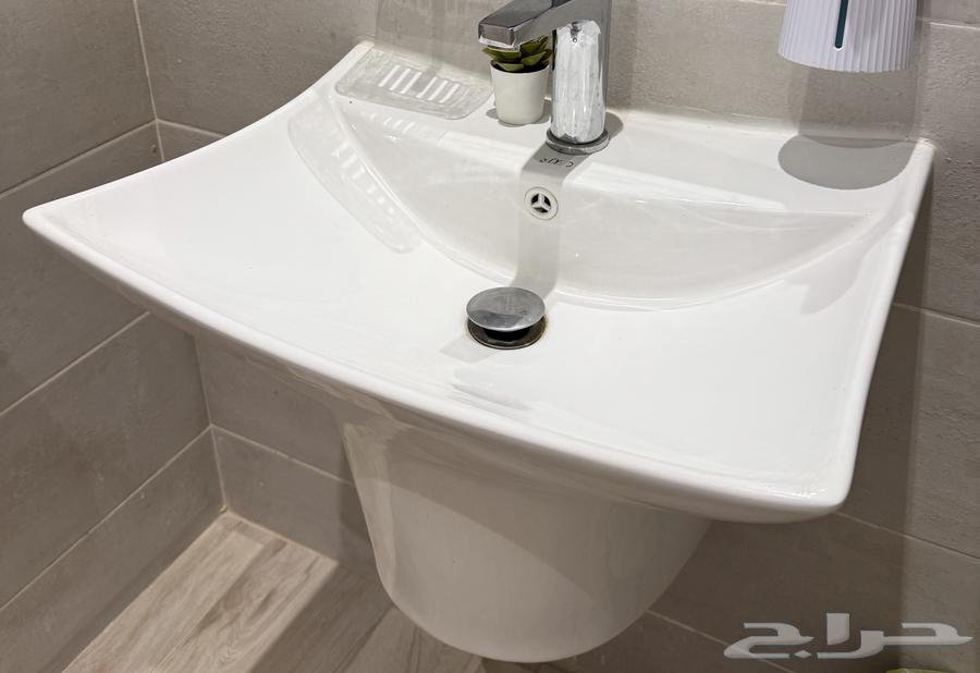 Laundry with LED mirrors64395393009667111