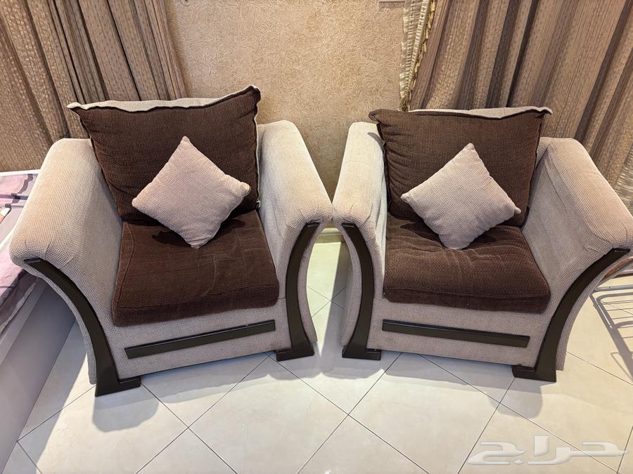 كرسين وطاوله وسط64392690063234111