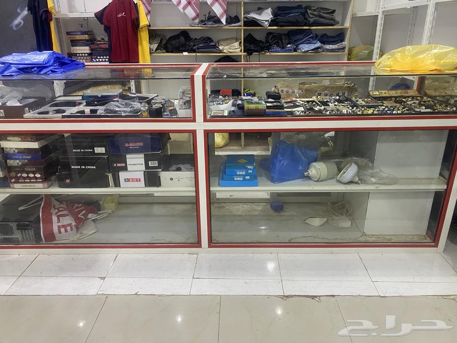 طاوله للبيع و من دون الاغراض وتوصيل على الشاري64392855093379110