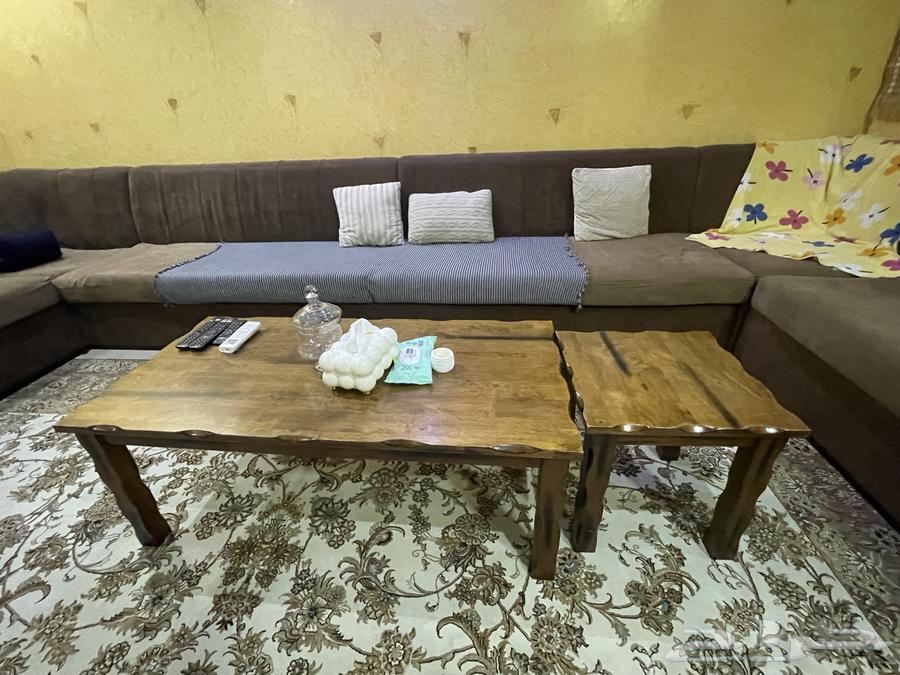 رف تلفزيون في حاله جيده مع تخزين وطاولات خشب تقديم م64401105610241111