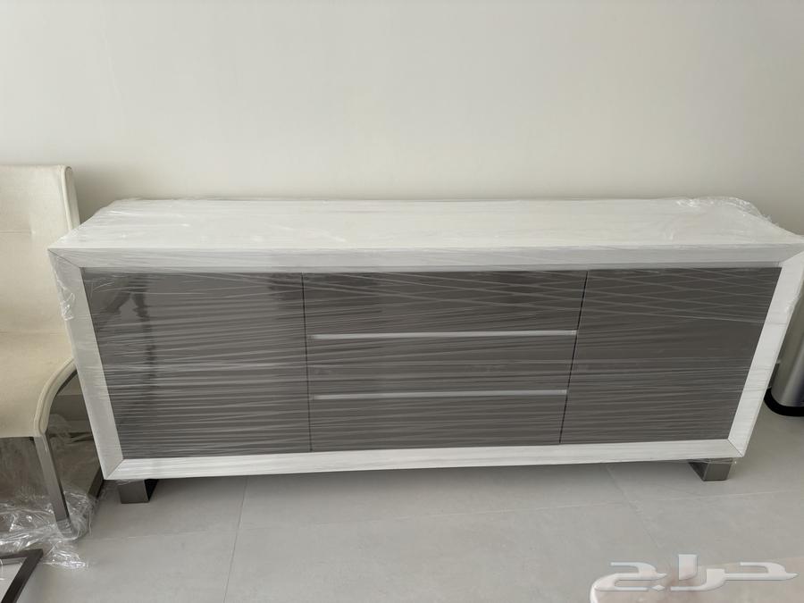 طاولة طعام وكراسي و بوفيه جانبي64397255906049113