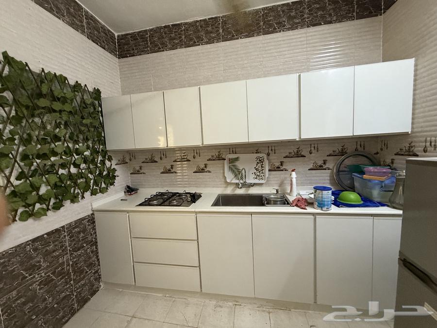 Hello, there is a kitchen cabinet, refrigerator, air conditioner, and carpet64396116150786110