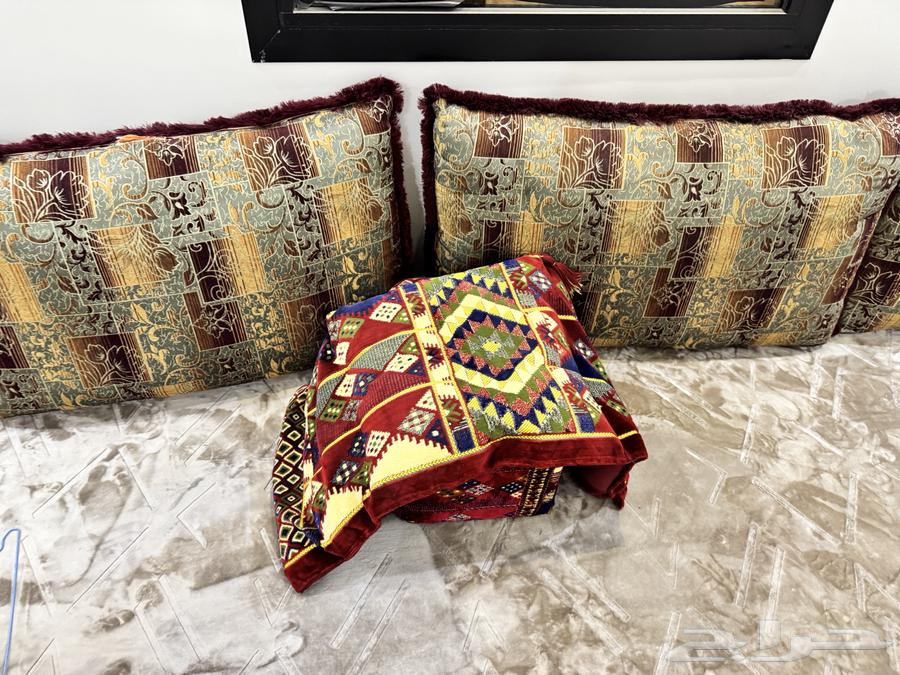 6 Clean and High-Quality Cushions and Pillows63619350283266113
