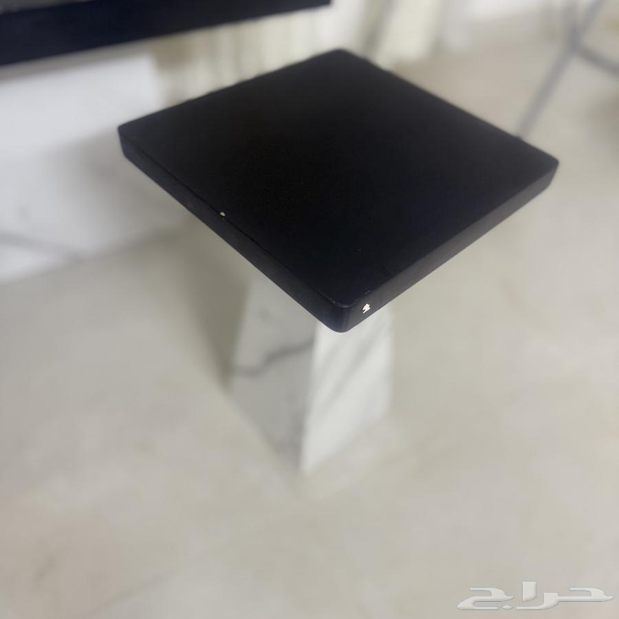 طاولات وحده كبيره والثانيه صغيره تقبل المحل ووبيعهم64401091593217111