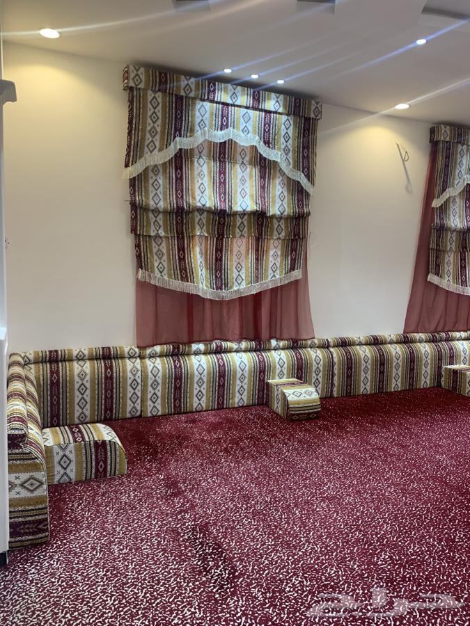 للبيع مساند جديده مع 3 ستاير  وفرشها64396463959809111