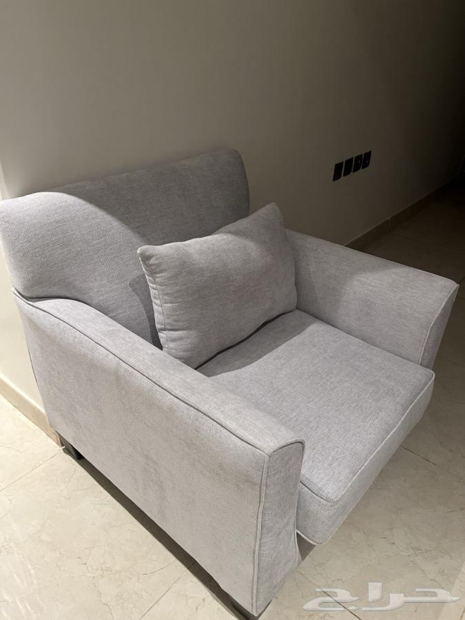 Light-colored square chair64386473083009113