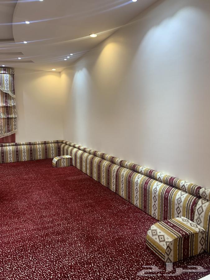 للبيع مساند جديده مع 3 ستاير  وفرشها64396463959809112