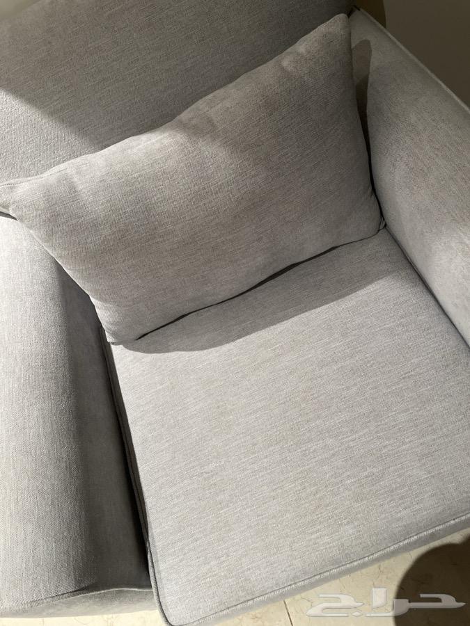 Light-colored square chair64386473083009112