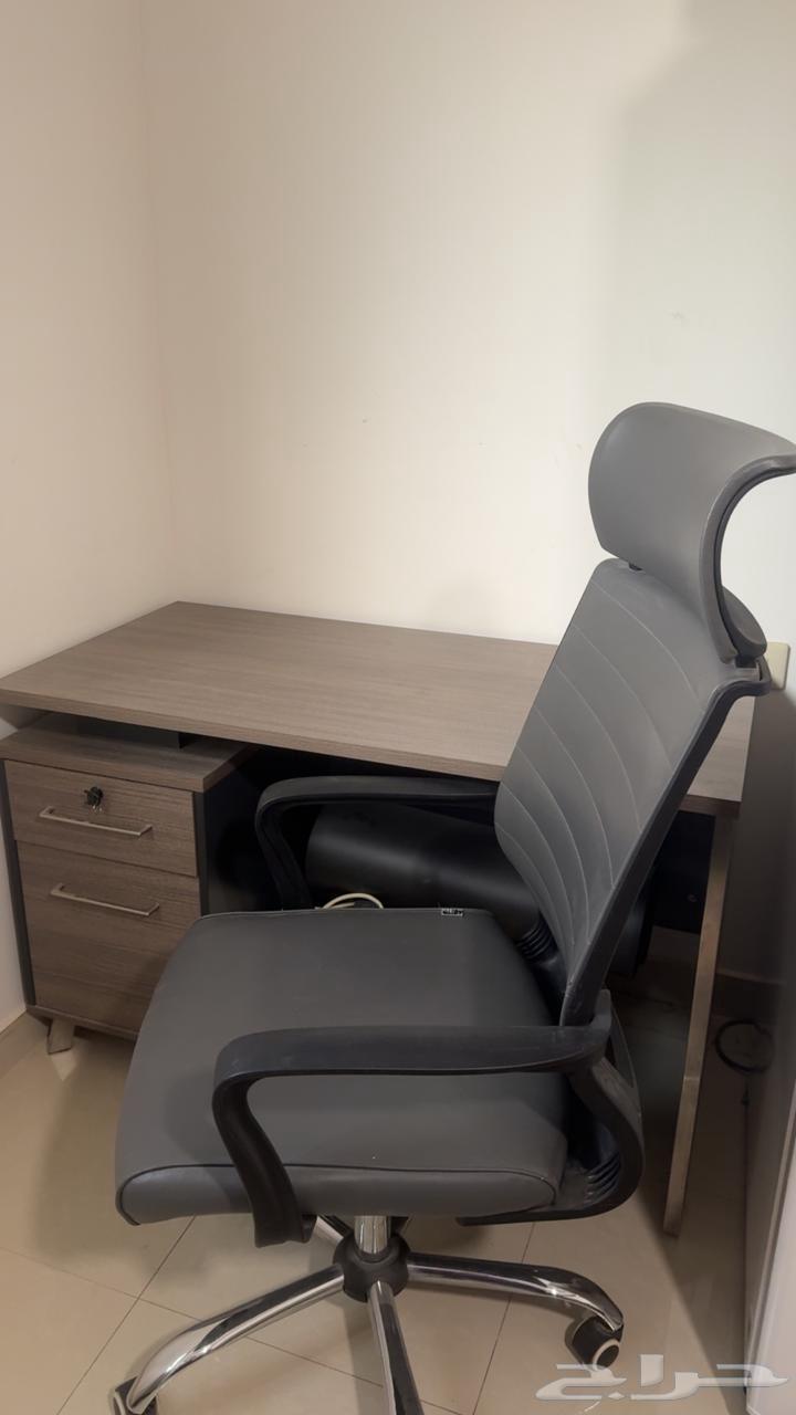 كرسي و طاولة كلهم شبه جديد استخدام خفيف64399995572098110