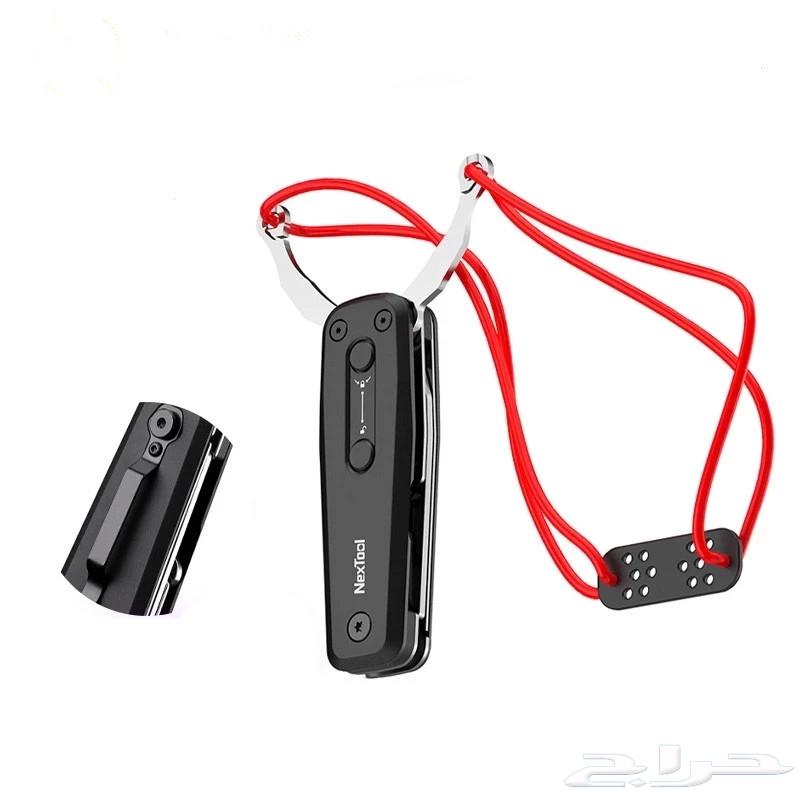 Nabila with a very sharp knife, excellent for hunting64396323732611114