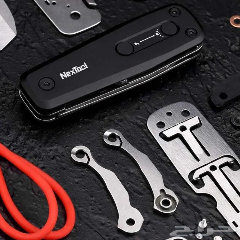 Nabila with a very sharp knife, excellent for hunting64396323732611113