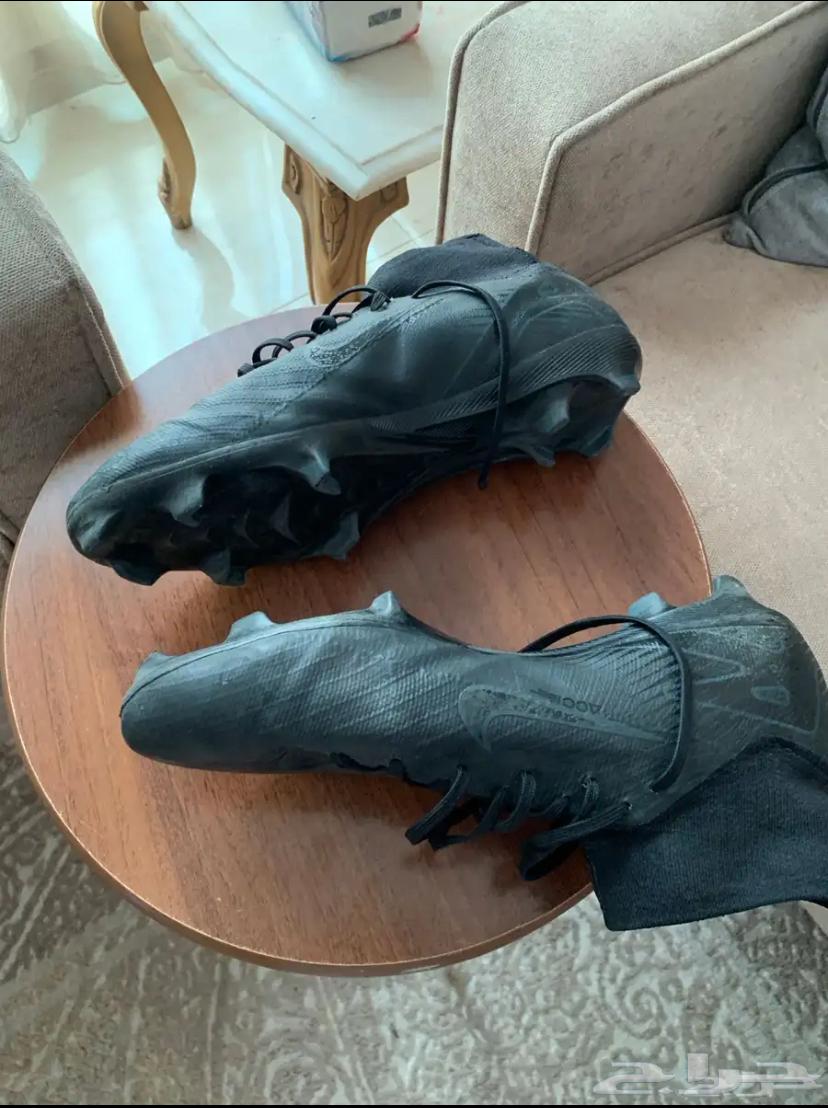 Hello, I'm selling a size 43 football shoe64394262361601110