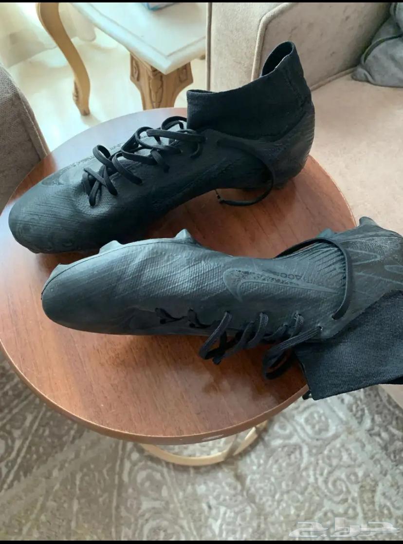 Hello, I'm selling a size 43 football shoe64394262361601111