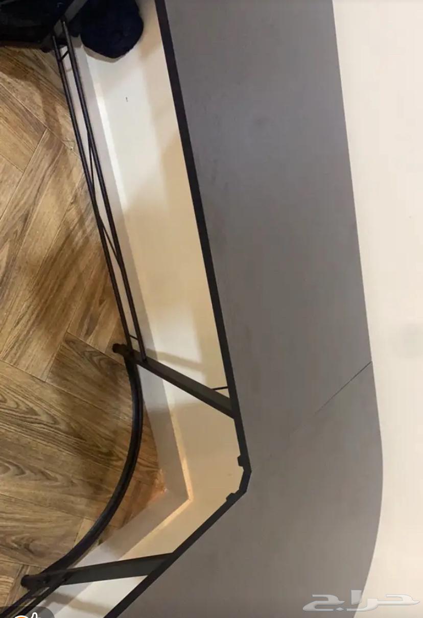 Large L-shaped table and almost new table, urgent sale64400577447681111