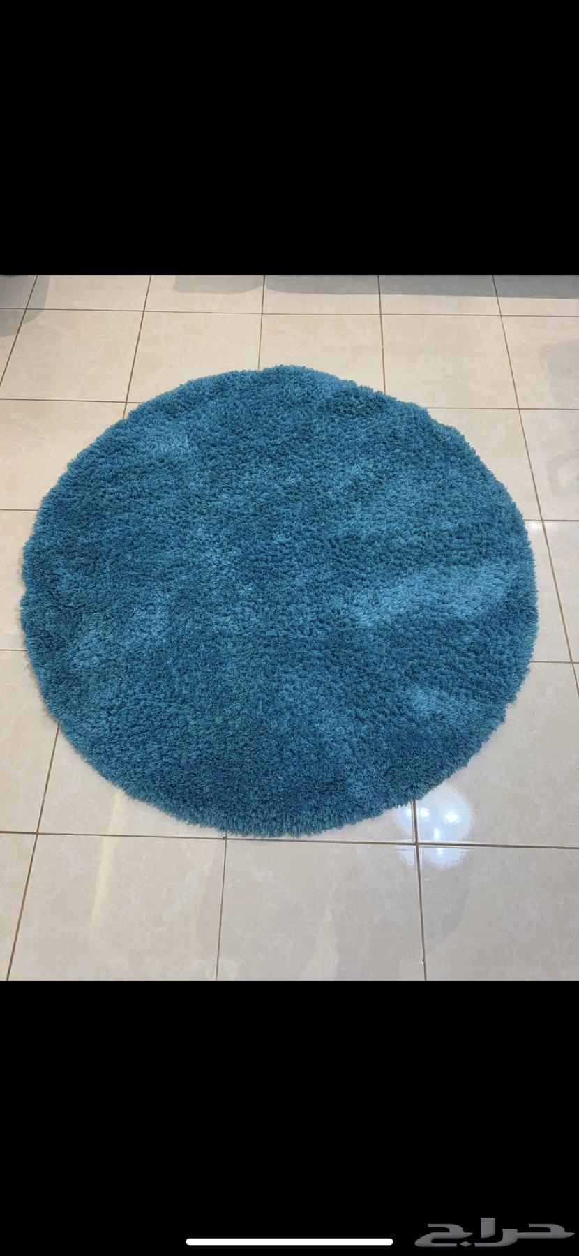 Circular blue sky-colored mat with a diameter of one and a half meters64394786629763114