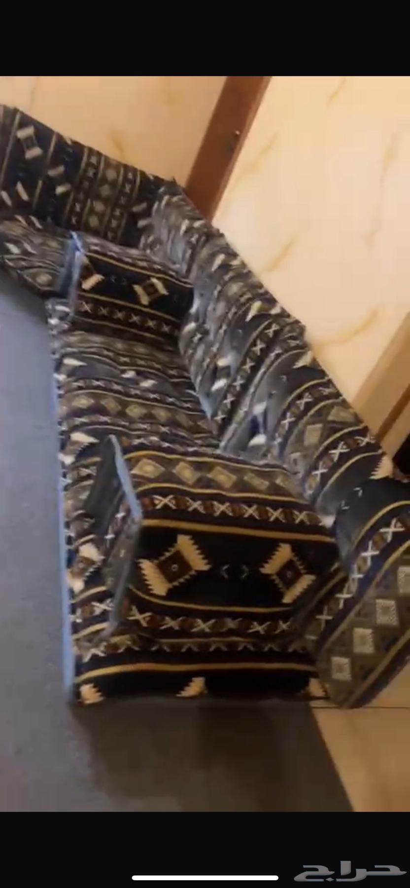 للبيع مجلس كنب ارضي شبه جديد64400786089987113