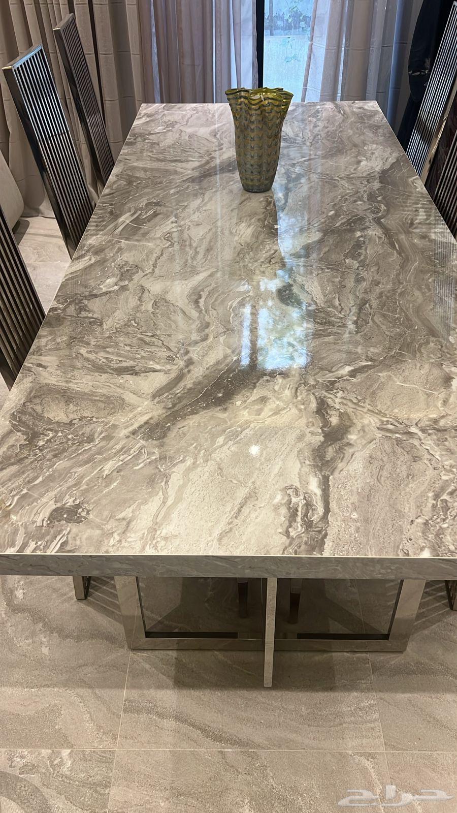 طاولة طعام شبه جديده64399355052035110