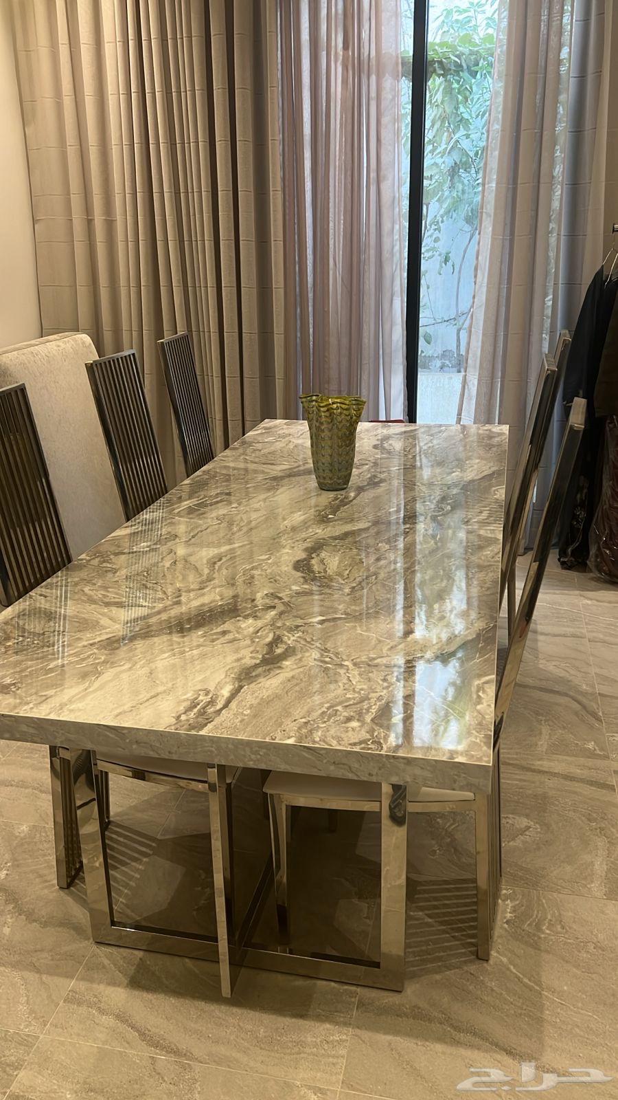 طاولة طعام شبه جديده64399355052035112