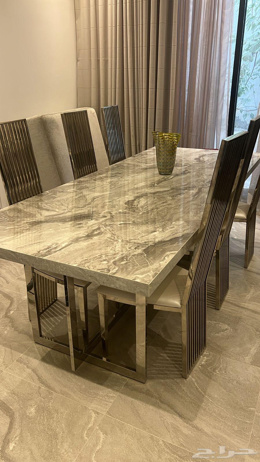 طاولة طعام شبه جديده64399355052035111
