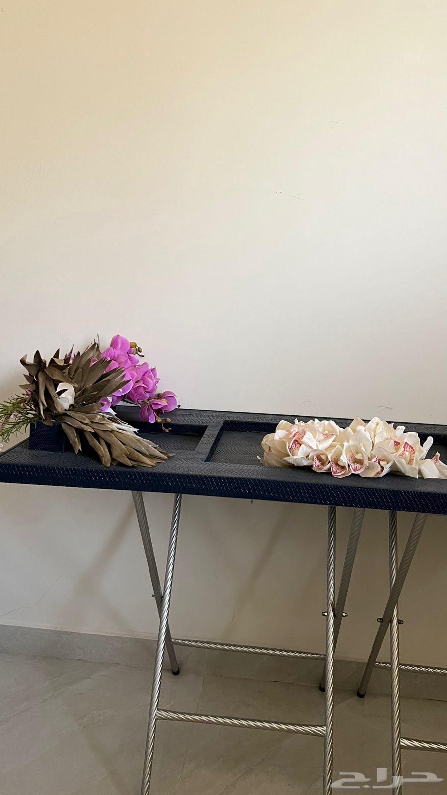 Blue leather table with network pattern64398395896449112