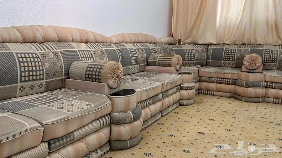 كنب وستاره وفرش بي الطراز القديم الجوده اصلي الاصلي64395282808321110