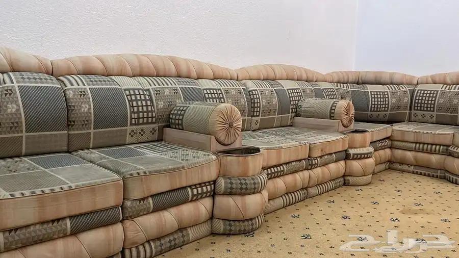 كنب وستاره وفرش بي الطراز القديم الجوده اصلي الاصلي64395282808321114