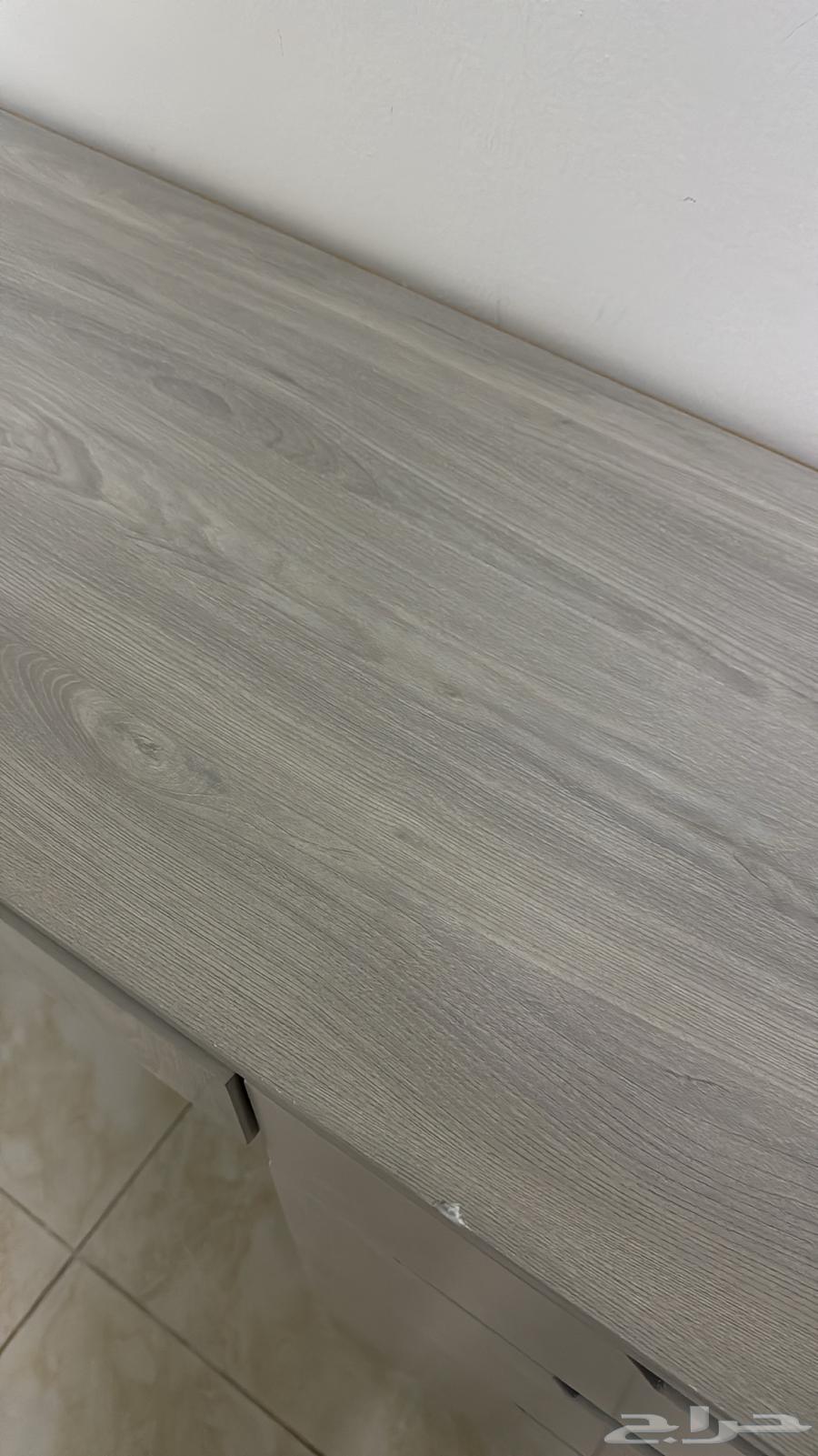 طاولة للبيع64403553219457110