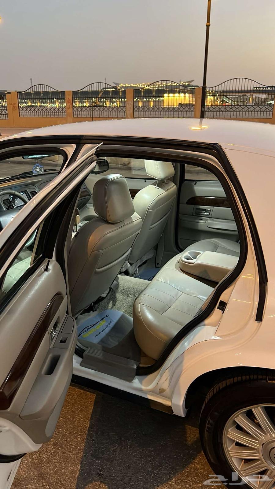 2010 Ford Grand Marquis, clean, looking to exchange for smaller cars63618267983874113
