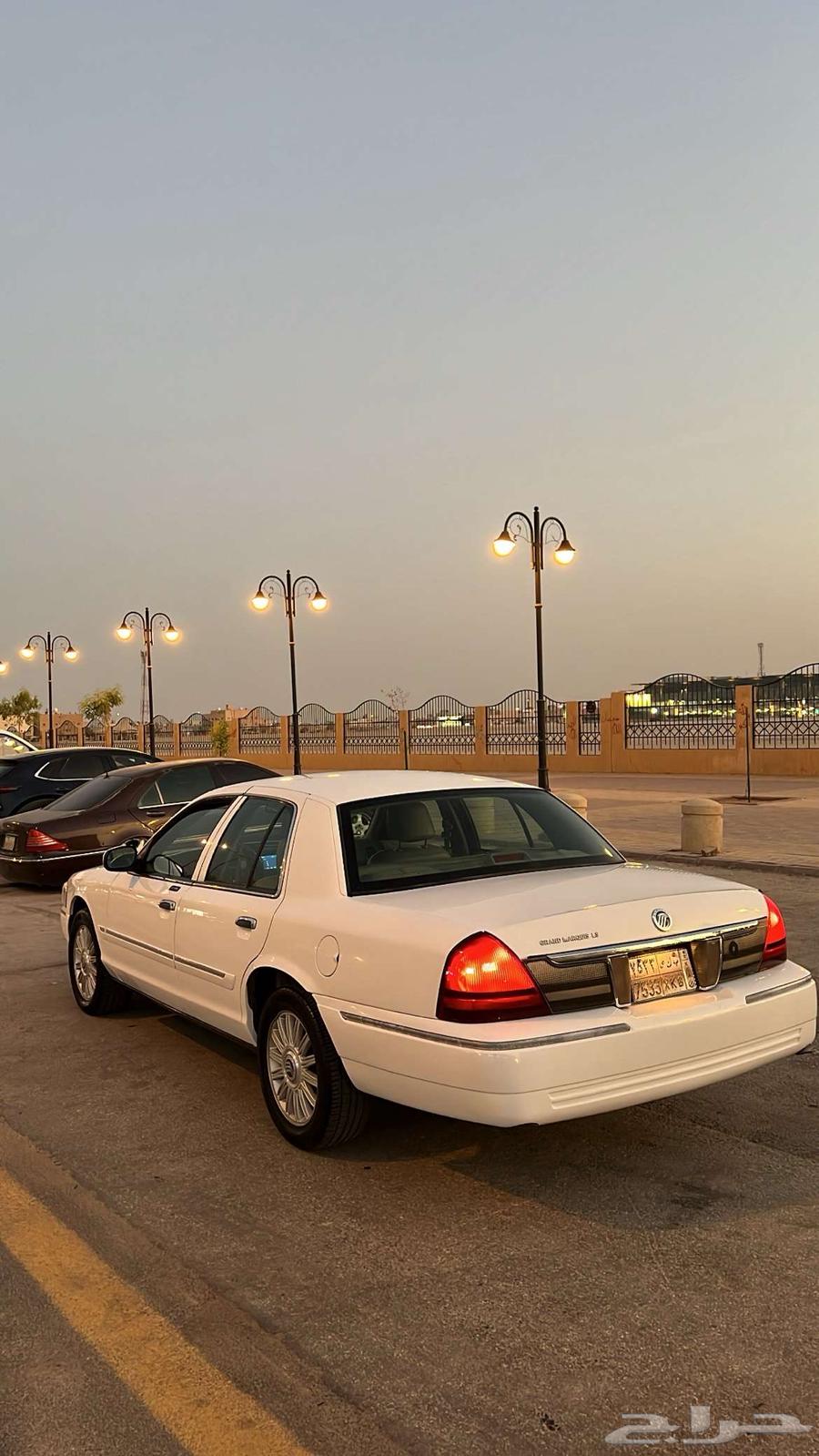 2010 Ford Grand Marquis, clean, looking to exchange for smaller cars63618267983874114